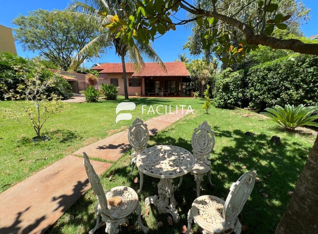 Casa em condomínio com gramado e muita área verde, estilo chácara.